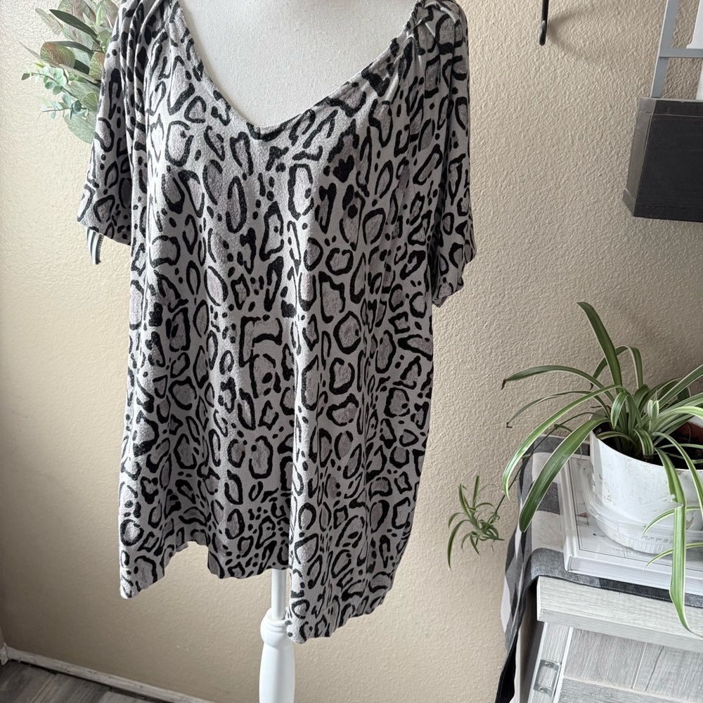 Torrid Woman’s Plus Leopard Print V-Neck Sweater Top 26/28W